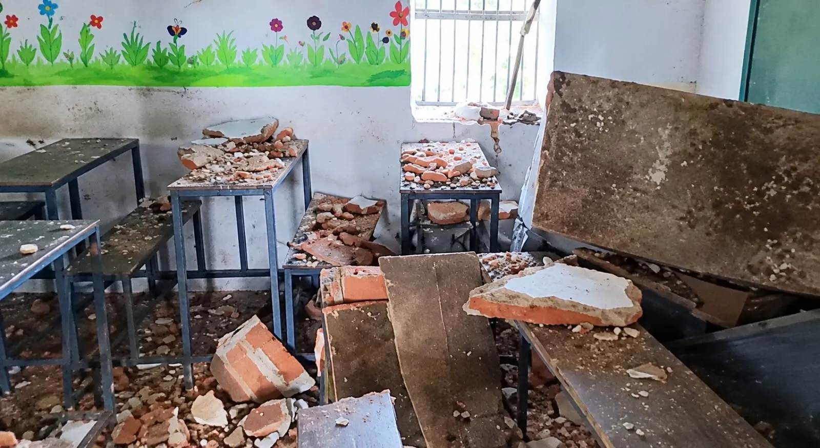 भरभराकर गिरा छत का प्लास्टर, नीचे बैठे 30 से ज्यादा बच्चे बाल-बाल बचे, मची चीख-पुकार