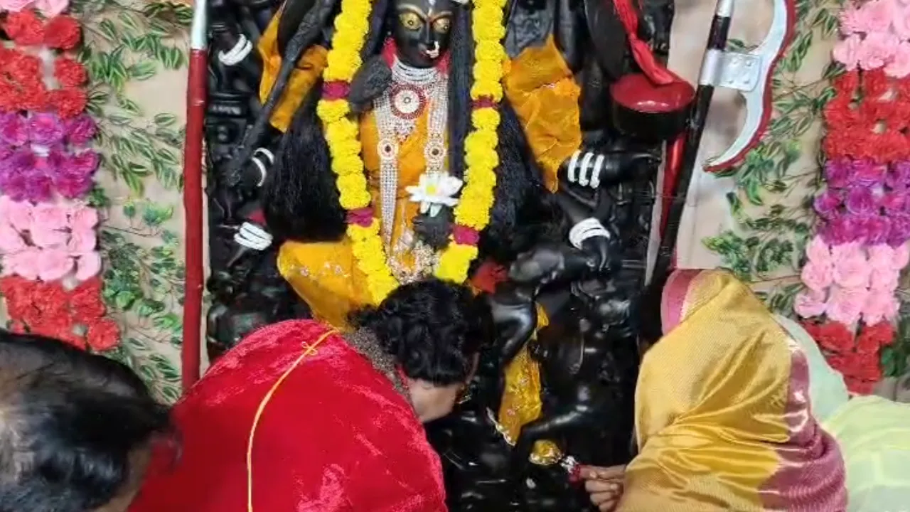 नवरात्र के प्रथम दिन विधि-विधान से की पूजा-अर्चना, जिले की सुख-समृद्धि और खुशहाली की कामना