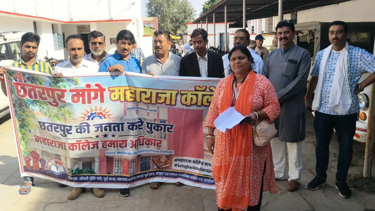 करगिल चौक पर हस्ताक्षर अभियान के बाद कलेक्ट्रेट पहुंचे छात्र और संगठन; दीप्ती पांडे के नेतृत्व में सौंपा ज्ञापन