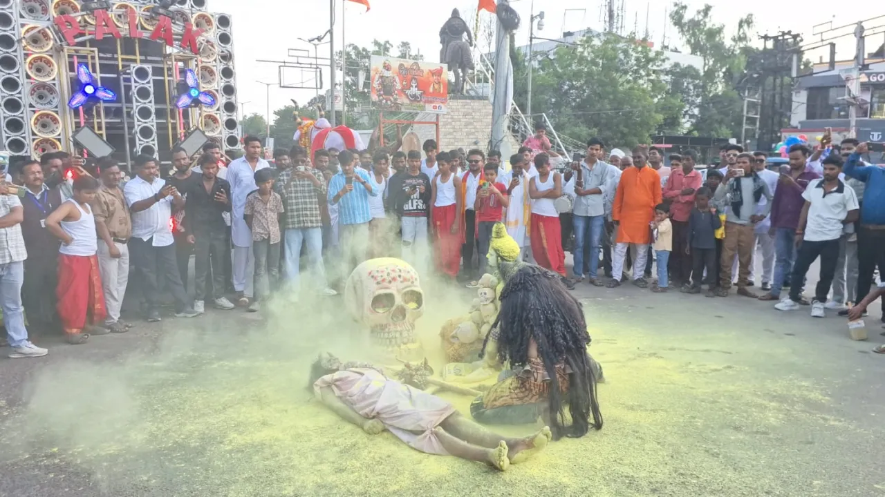 छतरपुर में महर्षि वाल्मीकि जयंती पर निकली भव्य शोभायात्रा, शिव तांडव और झांकियों ने मोहा मन