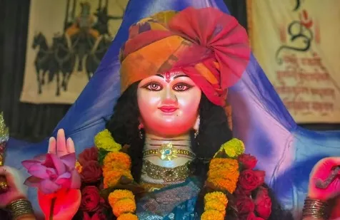 मऊसहानियां में नवरात्रि की पंचमी पर विशाल कन्याभोज, मां दुर्गा और भारत माता की महाआरती में उमड़ा श्रद्धालुओं का सैलाब