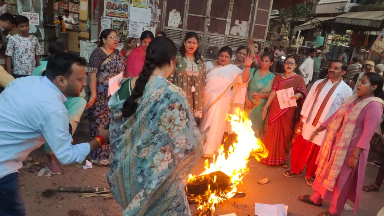 भाजपा महिला मोर्चा का उग्र प्रदर्शन, राहुल गांधी का पुतला फूंका