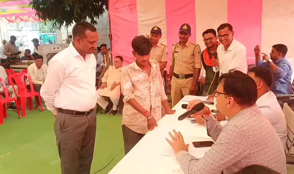 कलेक्टर साहब, मेरी शादी करवा दीजिए..., 22 साल के युवक की अनोखी फरियाद सुनकर चौपाल में सब रह गए हैरान