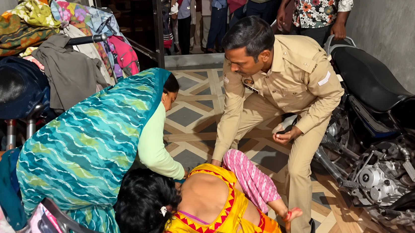 करवा चौथ की रात हाईवे क्षेत्र में हाईवोल्टेज ड्रामा: प्रेमी से मिलने पहुंची पत्नी को पति ने रंगे हाथ पकड़ा, देवरानी-जेठानी में चले लात-घूंसे