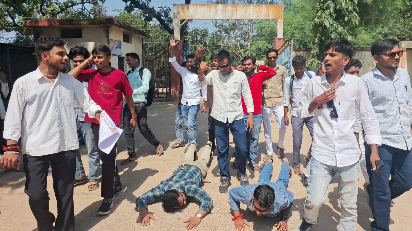 छतरपुर के महाराजा छत्रसाल बुंदेलखंड विश्वविद्यालय में छात्रों का अनोखा प्रदर्शन, जर्जर हुई इमारत पर भड़के छात्र