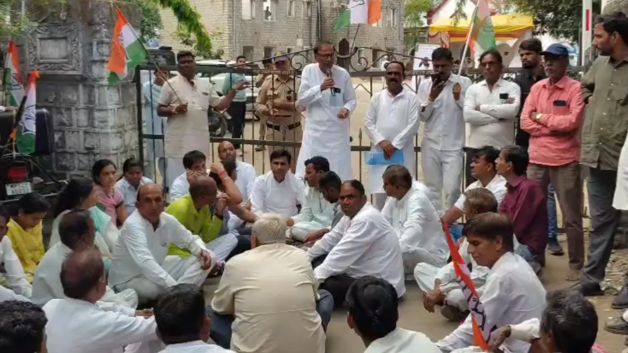 पत्रकार से अभद्रता: पूर्व विधायक और बेटे के खिलाफ पुलिस में शिकायत