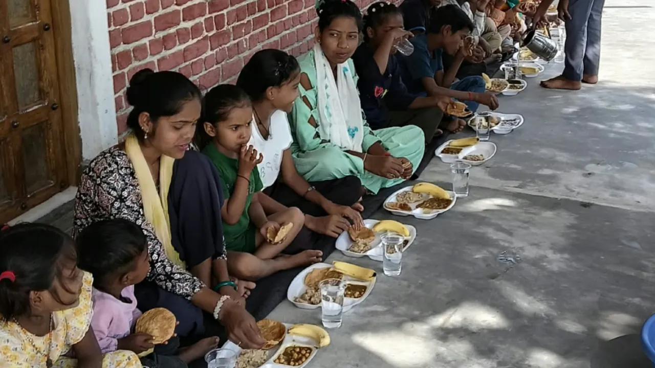 आयुर्ग्राम में श्रद्धा एवं विधि-विधान से हुआ कन्या पूजन एवं कन्या भोज का आयोजन