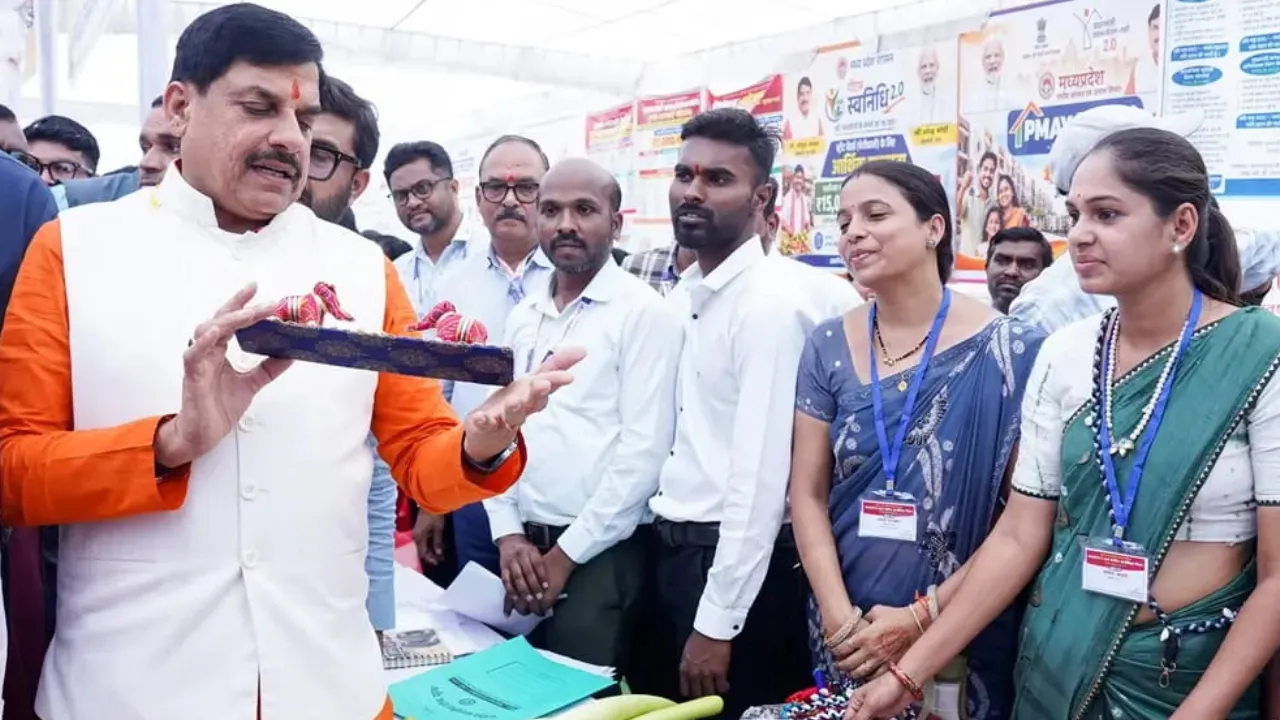 मुख्यमंत्री ने किया ‘सेवा सेतु अभियान’ का अवलोकन, पांढुर्णा में बांटे हितलाभ
