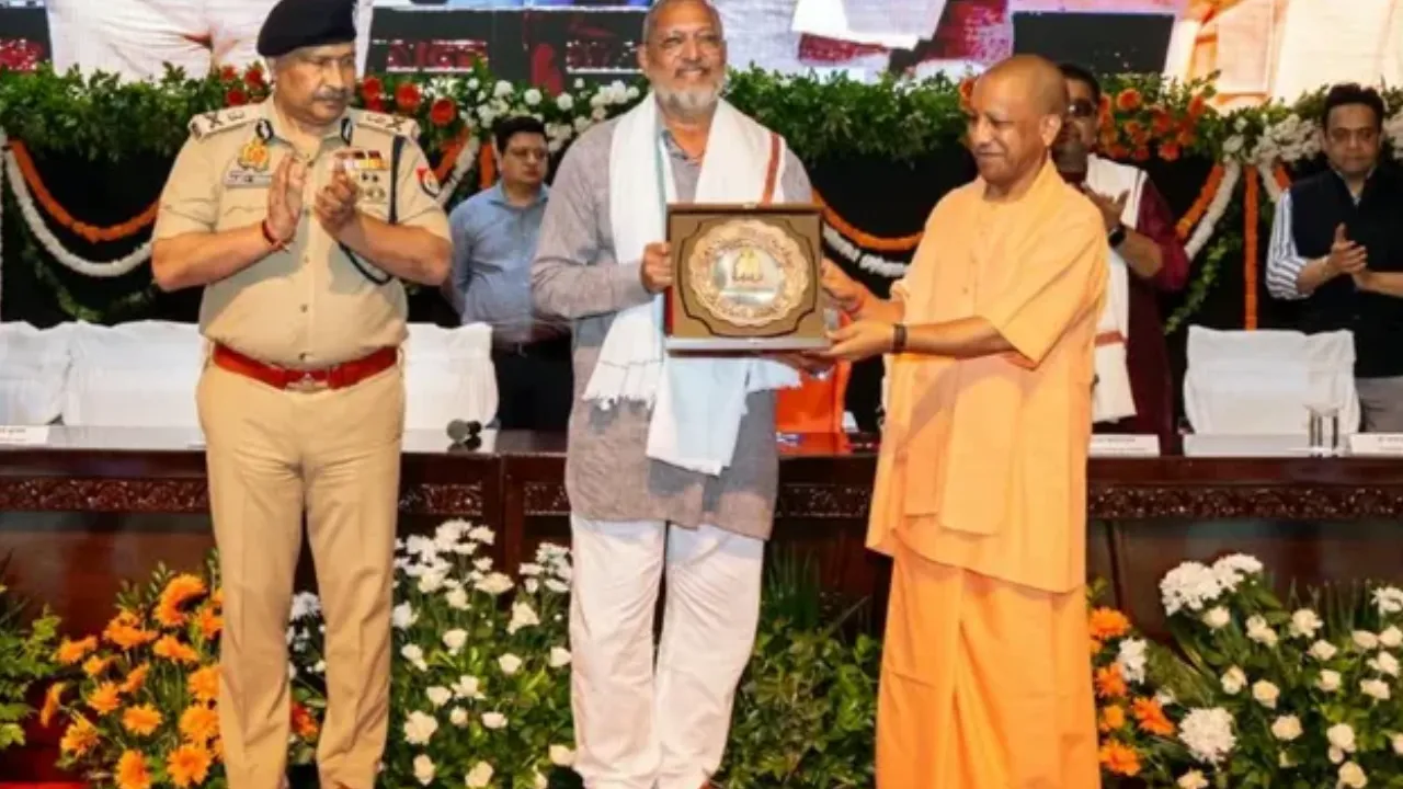 सीएम योगी के साथ साझा किया था मंच, पुलिस की तारीफ में कही थी खास बात