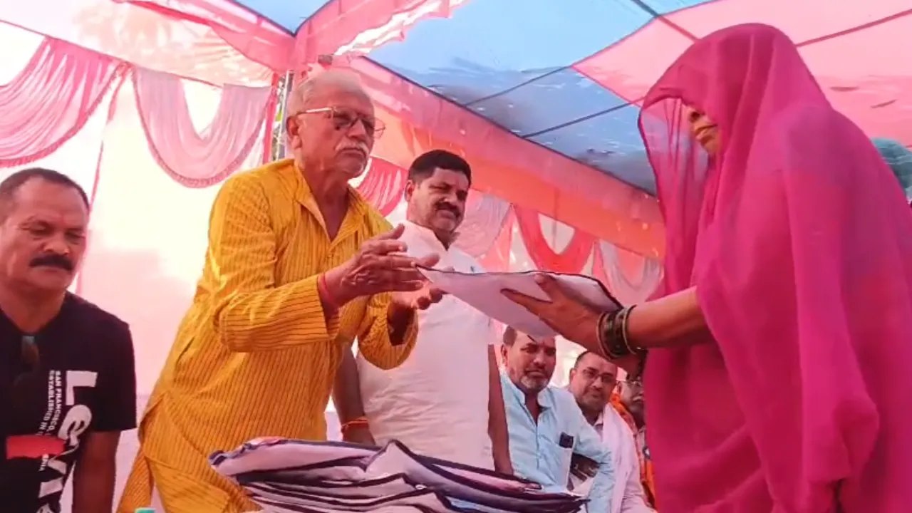 विधायक डॉ. राजेश कुमार वर्मा ने महिलाओं को भेंट की साड़ियां