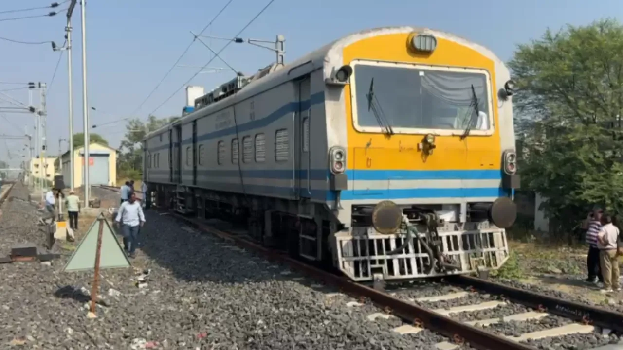 रेलवे स्टेशन के पास टला बड़ा हादसा: लूप लाइन पर डिरेल हुआ रेलवे का टावर वैगन, नहीं हुई कोई जनहानि
