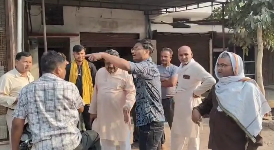 बदमाश बेखौफ, पुलिस पर सवाल: व्यापारी की दुकान से 1 लाख रुपये से भरी गुल्लक लेकर भागे बाइक सवार बदमाश