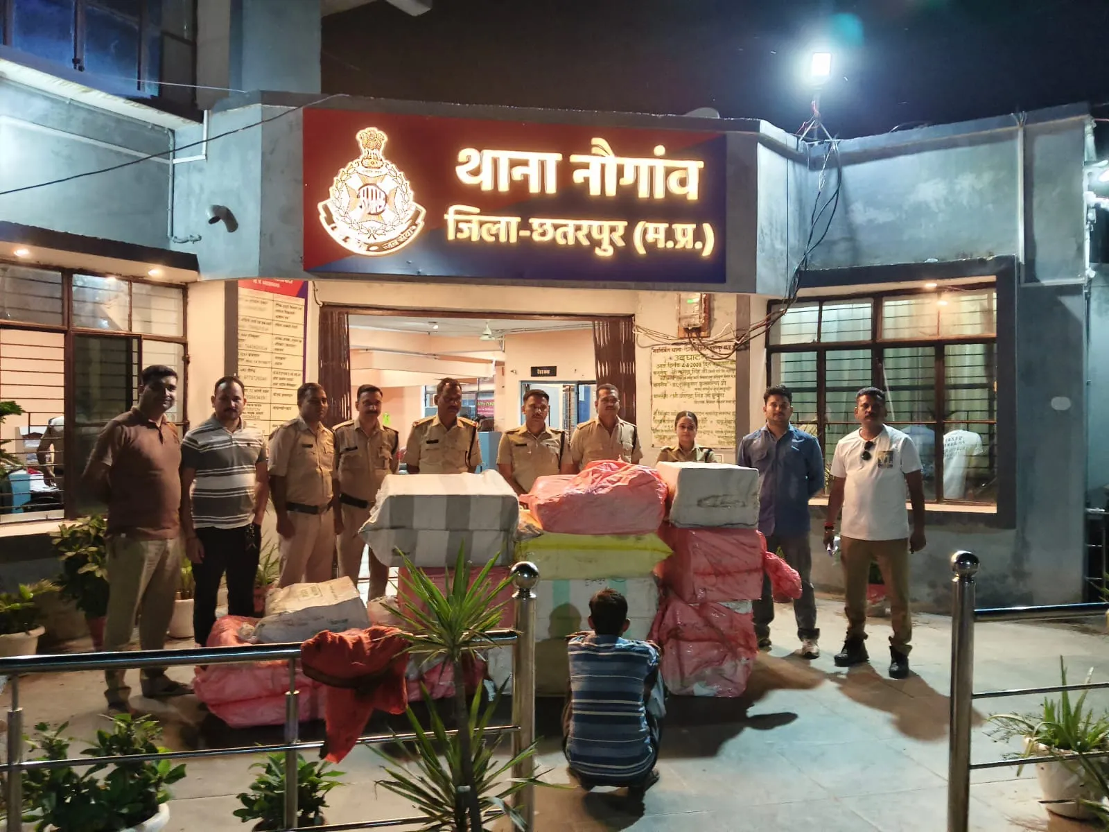 सड़क पर बिखरे आतिशबाजी के डिब्बे, पुलिस ने वाहन और पटाखे जब्त किए