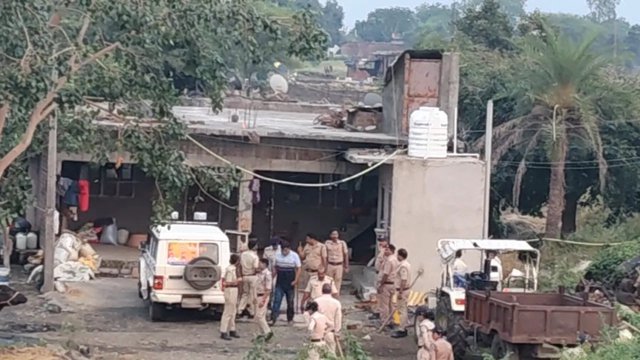 गांव में दबिश देने गई पुलिस टीम पर पथराव और लाठी-डंडों से हमला