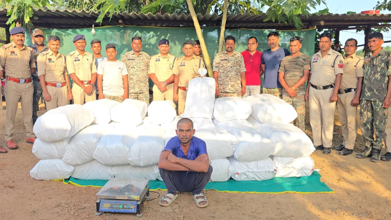 खाली बोतलों की बोरियों के नीचे छिपाया गया 440 किलो गांजा जब्त, कीमत 3.41 करोड़