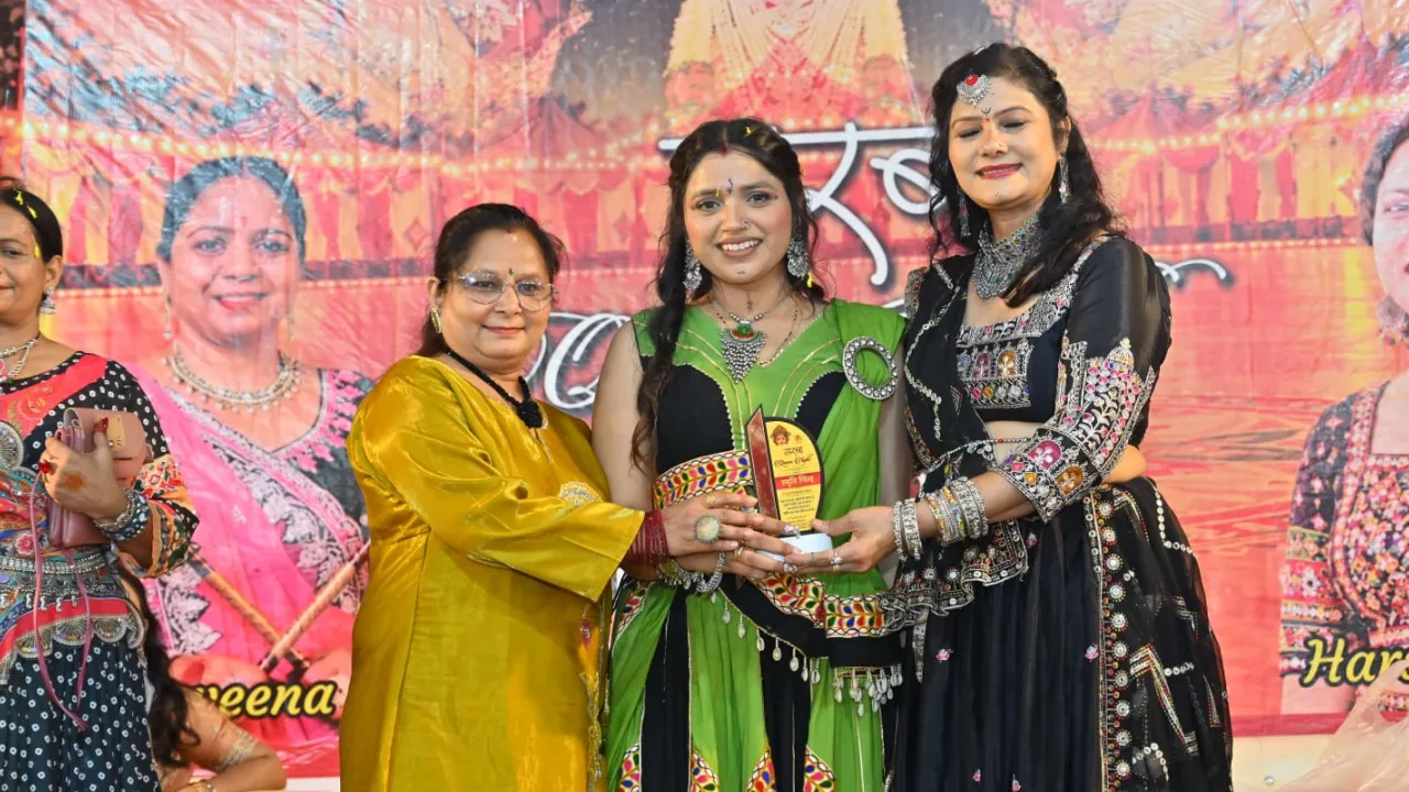 नवरात्रि के गरबा पंडाल में दिखा रिश्तों का अनूठा नजारा, 100 महिलाओं के बीच सिर्फ प्रियंका को मिला स्पेशल प्राइज