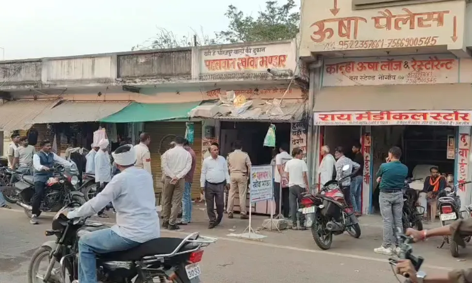 छतरपुर में मिलावटखोरों पर बड़ा छापा: नौगांव में पहलवान मावा दुकान से 73 किलो खराब मावा जब्त, तुरंत कराया गया नष्ट