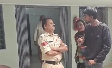 पुलिस चौकी में युवक का हाईवोल्टेज ड्रामा: एफआईआर न लिखने और पावती न देने पर भड़का, मुंशी पर लगाए गुंडों को पालने के आरोप