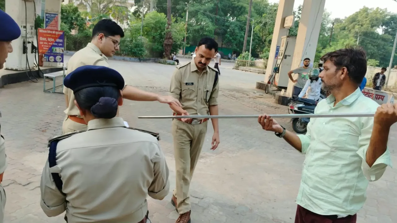 जब पुलिस के ही पेट्रोल पंप को जांचने पहुँच गए एसपी रजत सकलेचा