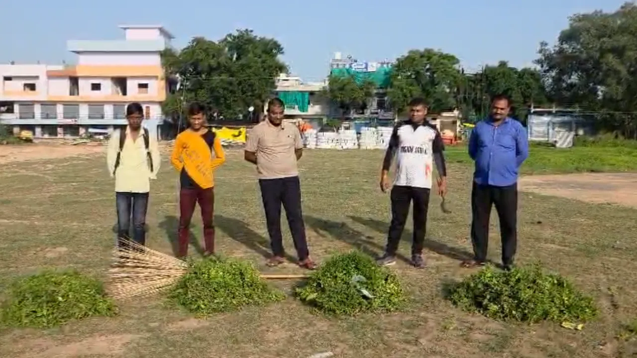 30 वर्षों से स्टेडियम की मांग, खिलाड़ियों ने खुद संभाली मैदान की सफाई