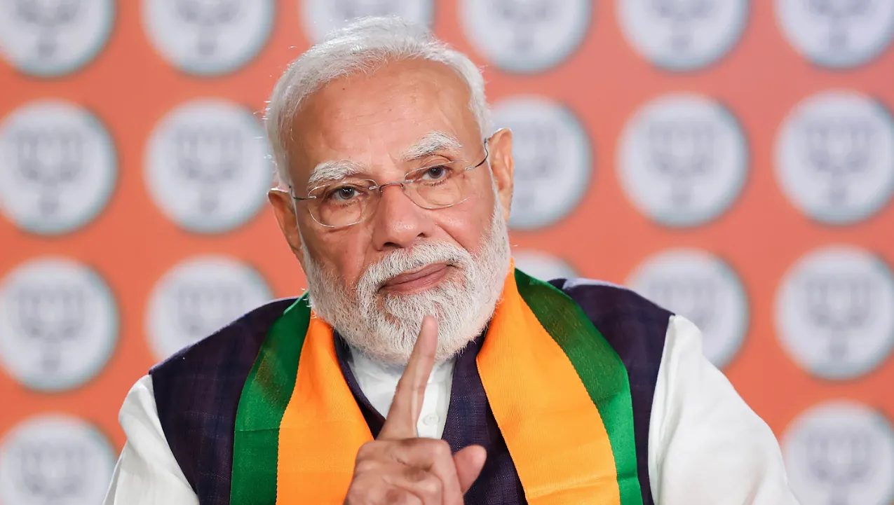 पीएम मोदी पहुंचे काशी, अरविंद टेक्सटाइल्स मिल का करेंगे लोकार्पण, नमो घाट पर देखेंगे एयर शो