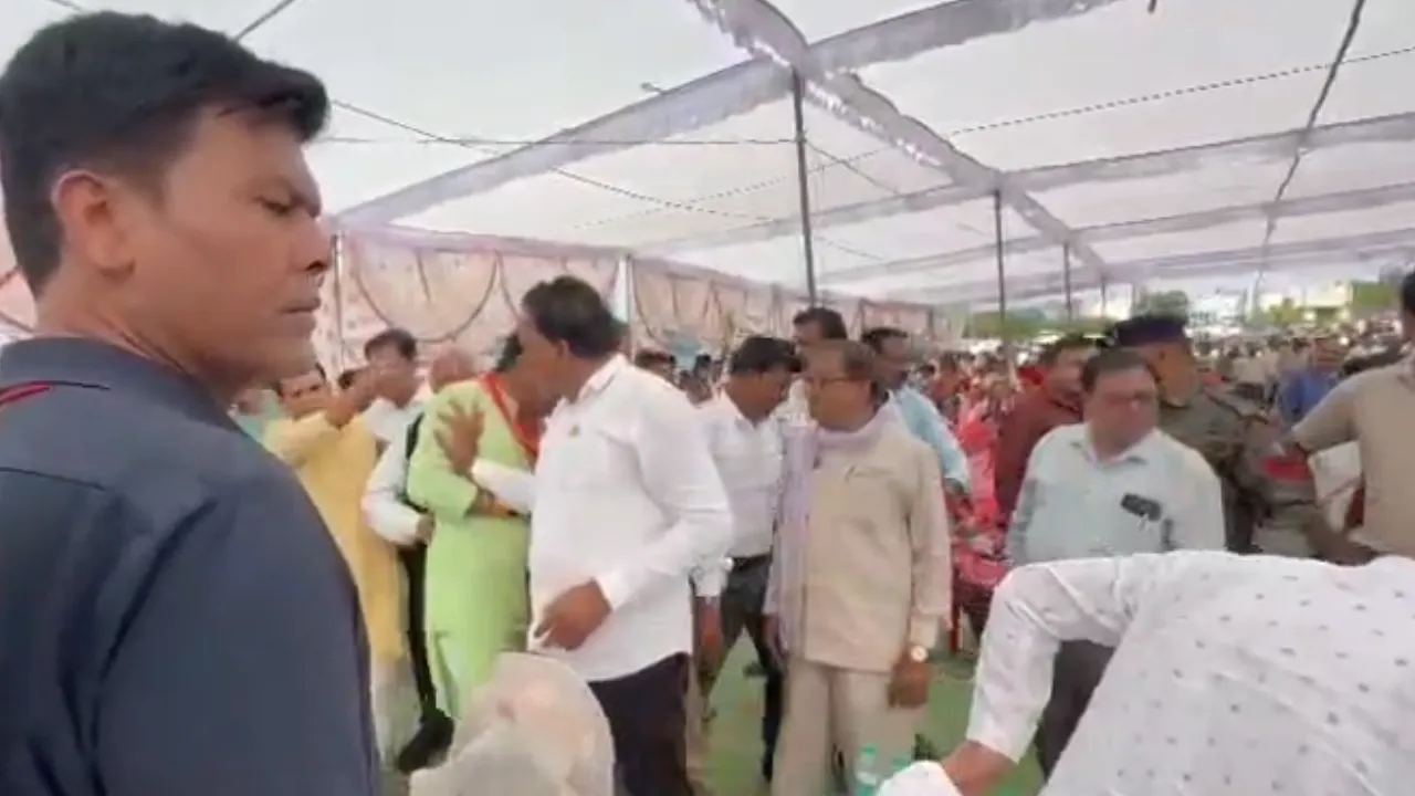 जनसंवाद कार्यक्रम में भिड़े भाजपा-कांग्रेस के प्रतिनिधि, तीखी राजनीतिक नोकझोंक का वीडियो वायरल