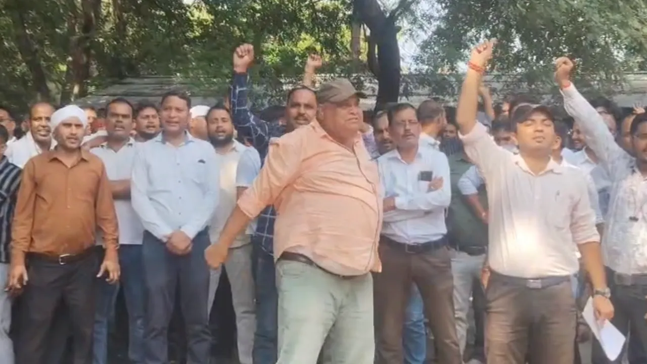 पटवारियों पर दंडात्मक कार्रवाई के विरोध में पटवारी संघ ने सौंपा ज्ञापन