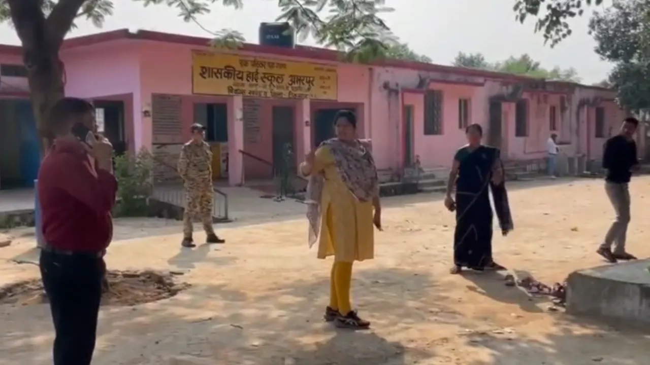 छात्र-छात्राओं को प्रार्थना करने से रोका, शिक्षकों को संस्कृत और विज्ञान बंद कराने की दी धमकी