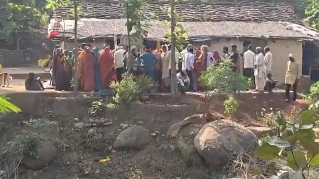 मुंडन संस्कार से लौट रहे परिवार पर टूटा कहर, ट्रैक्टर से गिरी लकड़ी की पाटी; मां-बेटे और मौसी की दर्दनाक मौत