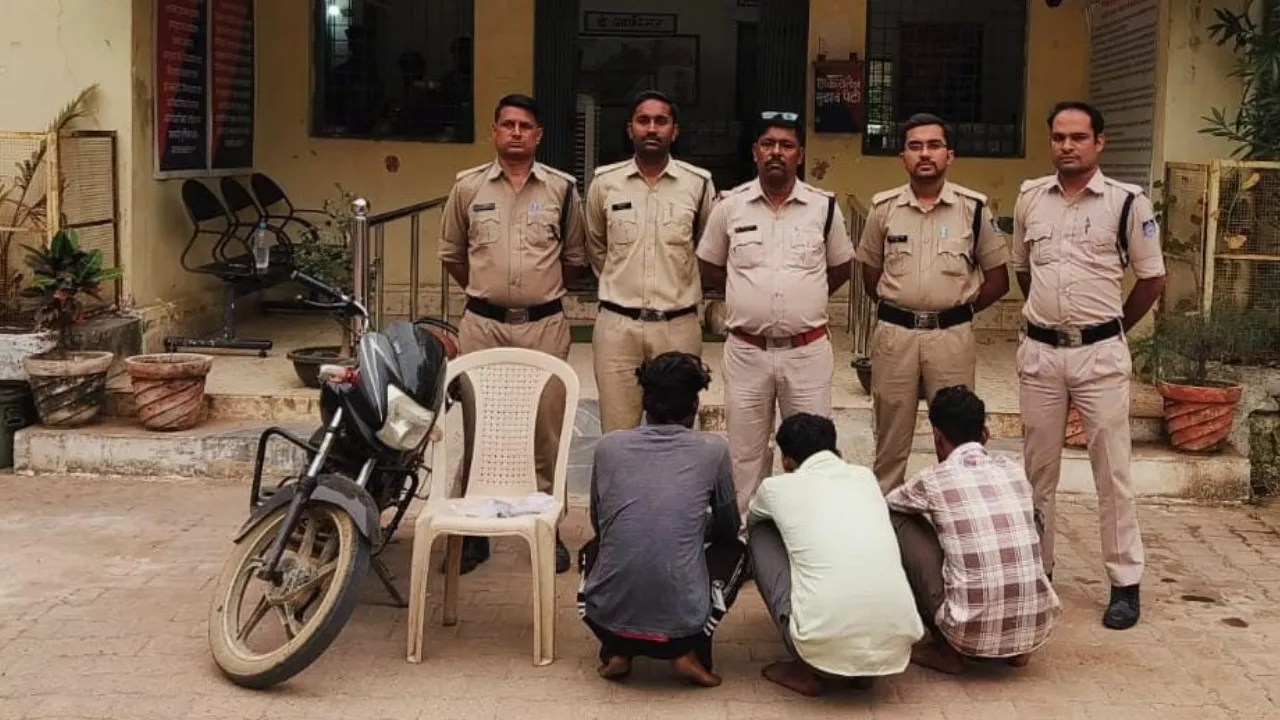 छतरपुर पुलिस ने 24 घंटे में सुलझाई लूट की गुत्थी, तीन हथियारबंद आरोपी गिरफ्तार