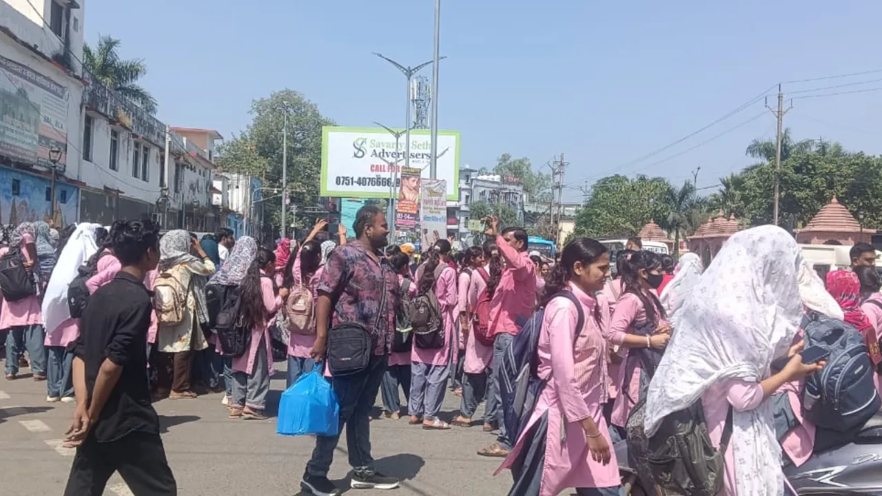 सागर गर्ल्स कॉलेज में नतीजों पर बवाल, सैकड़ों छात्राएं सड़क पर; पुनर्मूल्यांकन और शुल्क माफी की उठी मांग