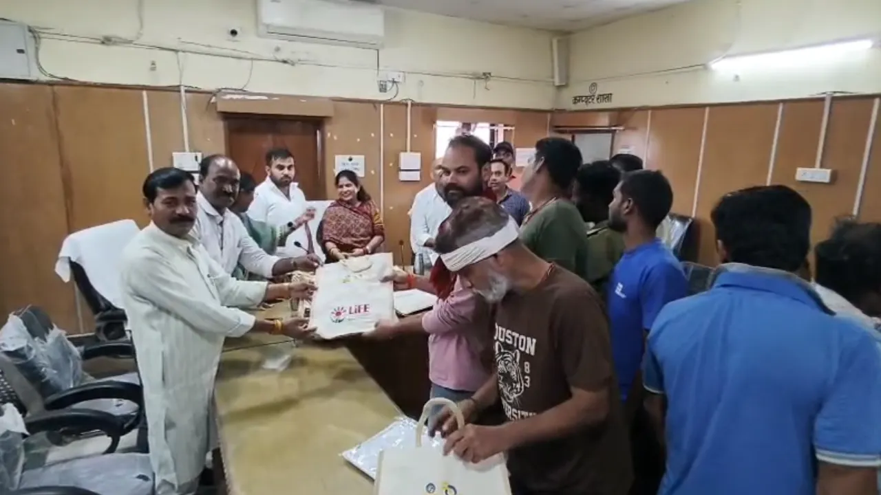  नगरपालिका में सफाई दूतों को बांटी गईं टी-शर्ट और थैले, पार्षद भी ले गए घर; महिला कर्मचारियों ने जताई नाराजगी