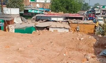 छतरपुर में रातों-रात JCB चलाकर गिराया सरकारी डॉक्टर क्वार्टर, CMO बोले- किसने गिराया जानकारी नहीं