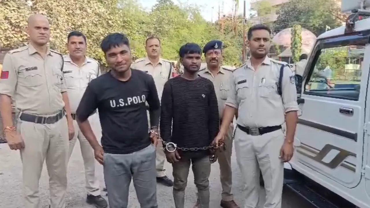 महिला से पर्स लूटने वाले दो आरोपी गिरफ्तार, एक फरार