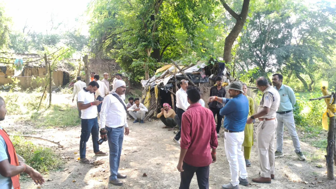 15 फीट ऊंचे महुआ के पेड़ पर गले में धारदार हथियार के निशान के साथ मिला ग्रामीण, मौत