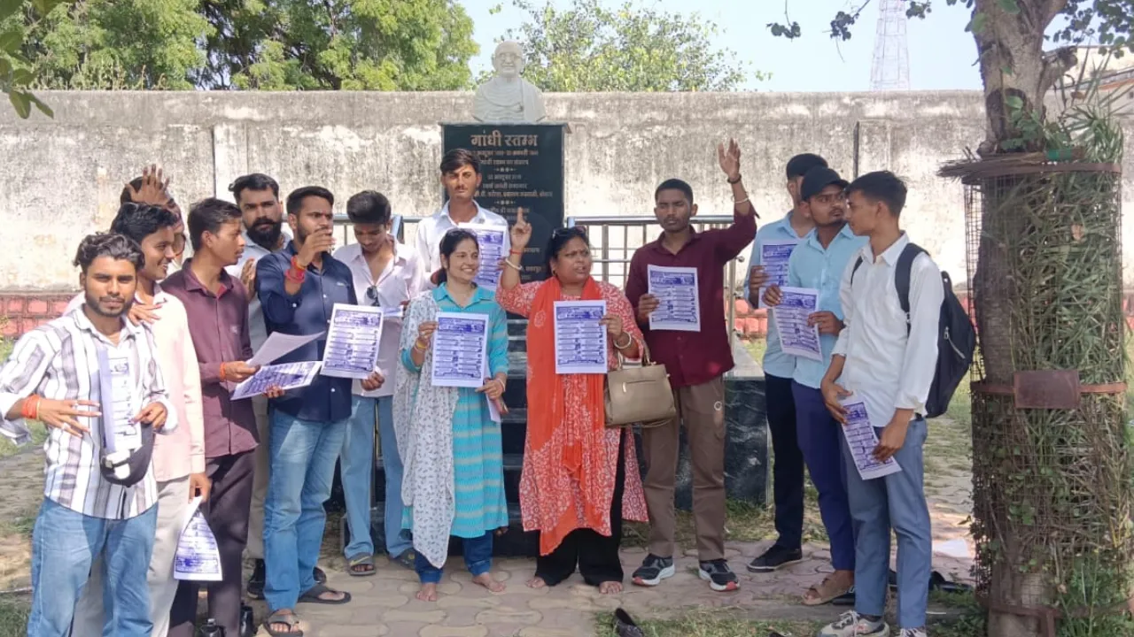  छतरपुर में शाक्य सर को श्रद्धांजलि देकर चलाया स्वच्छता अभियान, परिसर नारों से गूंजा