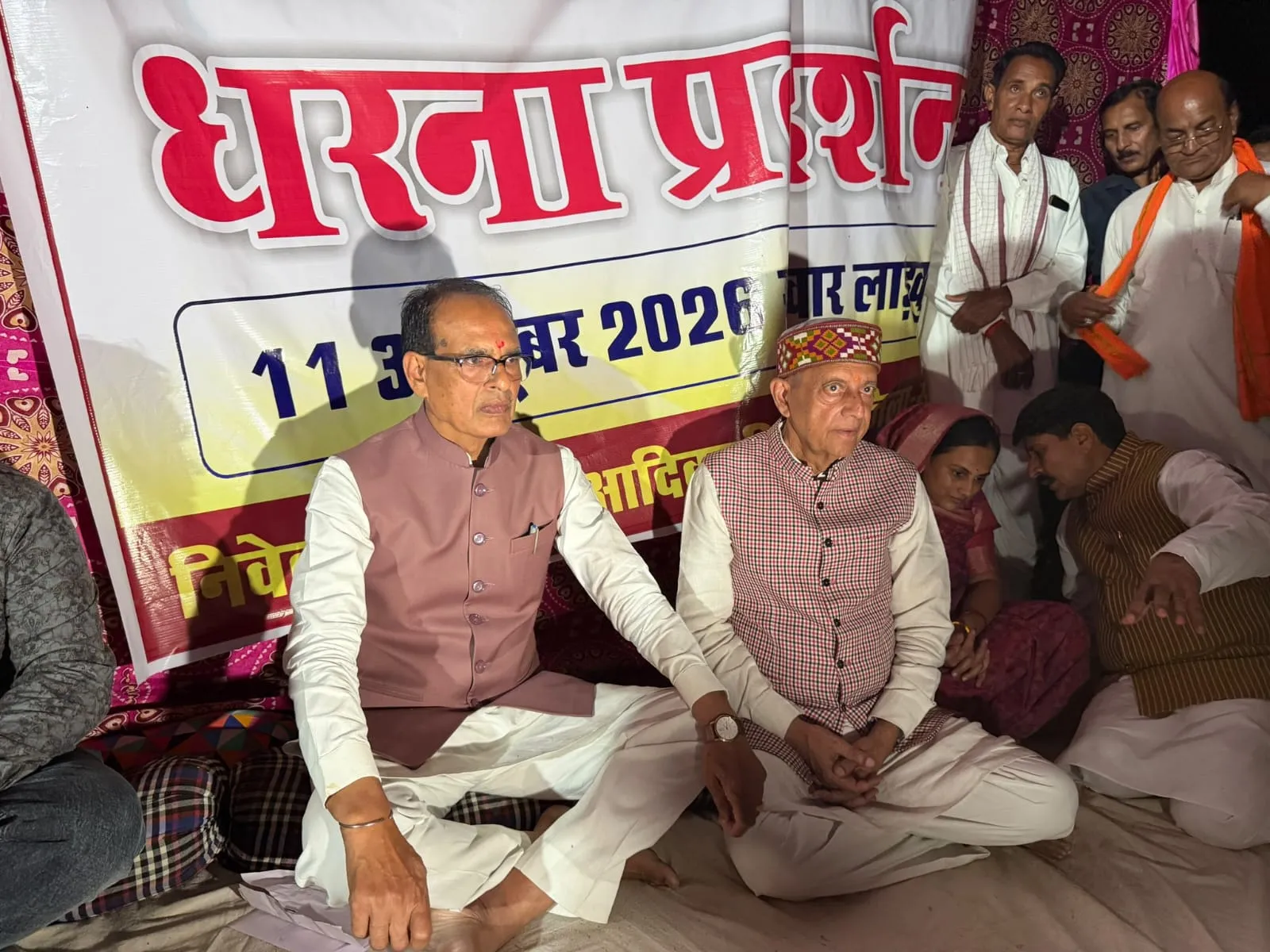 एक दर्जन आदिवासियों के घर जमींदोज, मामा बोले- मेरे क्षेत्र में जुल्म की इंतहा, ईश्वर भी माफ नहीं करेगा, केंद्रीय मंत्री धरने पर बैठे