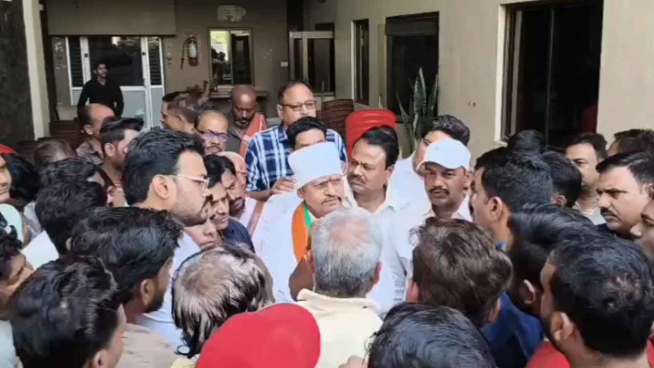 सिद्धेश्वर हनुमान मंदिर पर स्टे की अफवाह से मचा हड़कंप, मौके पर पहुंचे विधायक और पार्षद