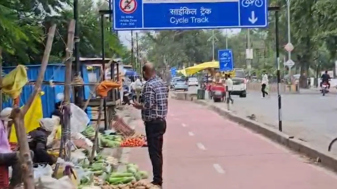 स्मार्ट सिटी प्रोजेक्ट का सच: 5.51 करोड़ का साइकिल ट्रैक बना बदहाली और अतिक्रमण का शिकार