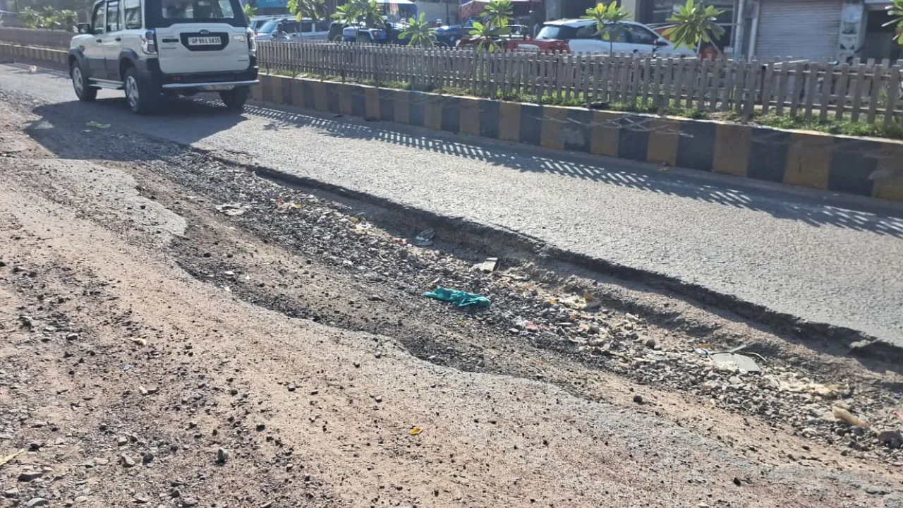 महोबा और पन्ना रोड पर गड्ढों और धूल से लोग परेशान