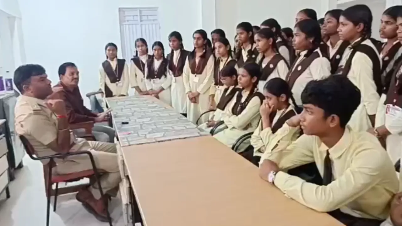 थाने में विद्यार्थियों की क्लास, नारायण बघेल ने समझाई पुलिस की कार्यप्रणाली