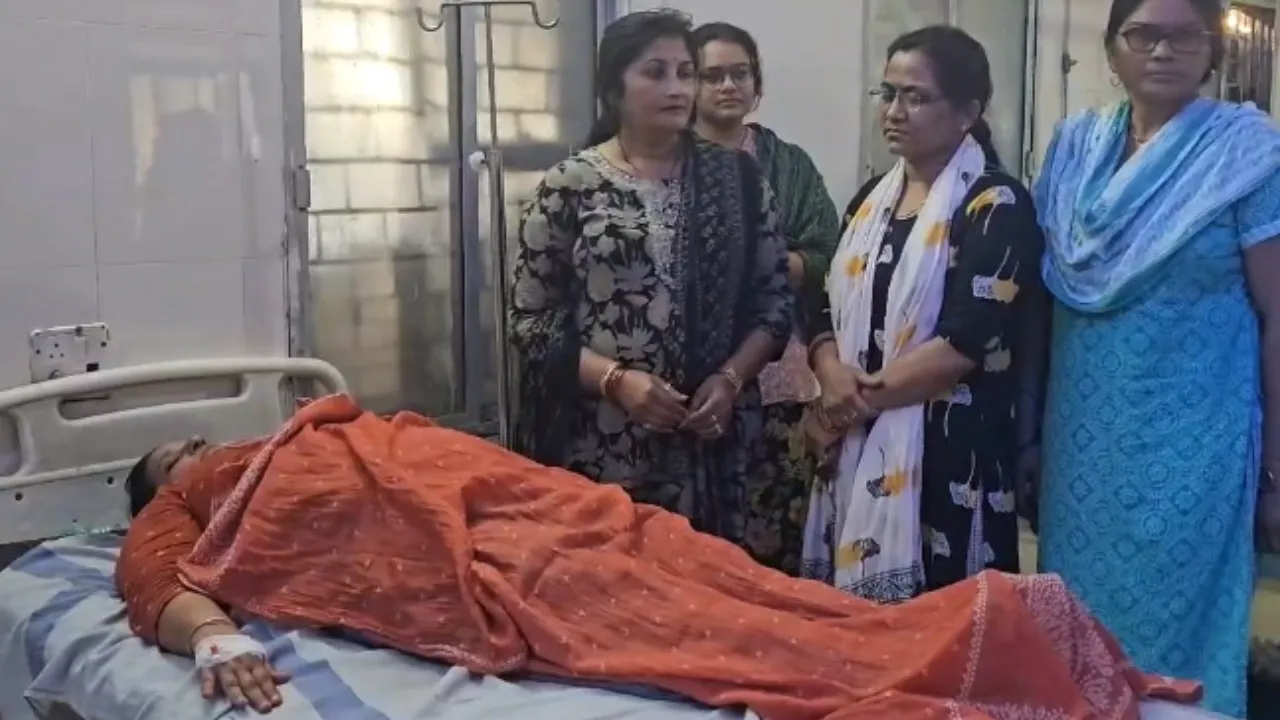 महिला पटवारी की तबीयत बिगड़ी, आईसीयू में भर्ती; काम के दबाव को लेकर परिजनों ने लगाए आरोप
