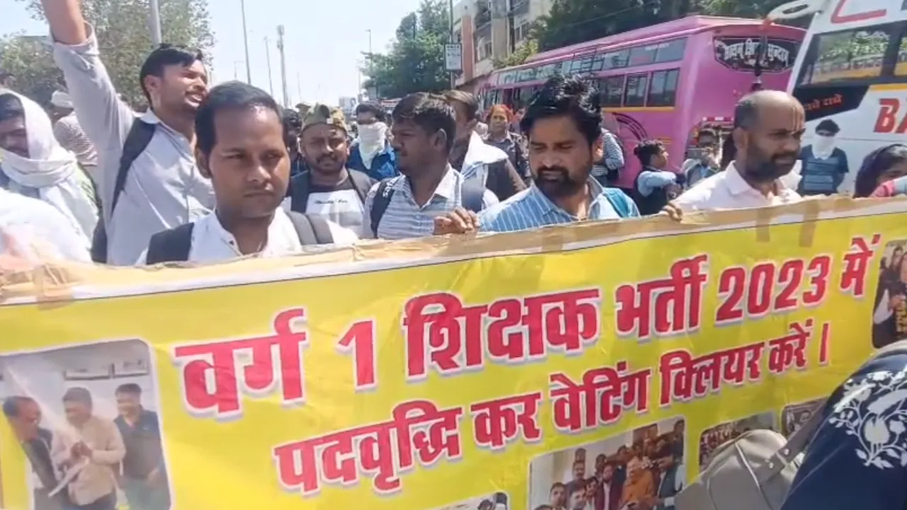 पद वृद्धि की मांग को लेकर शिक्षकों का प्रदर्शन, प्रशासन सख्त