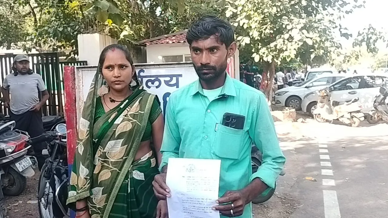 मोटरसाइकिल में तेल डालकर आग लगाने का आरोप, एसपी से तत्काल कार्रवाई की मांग