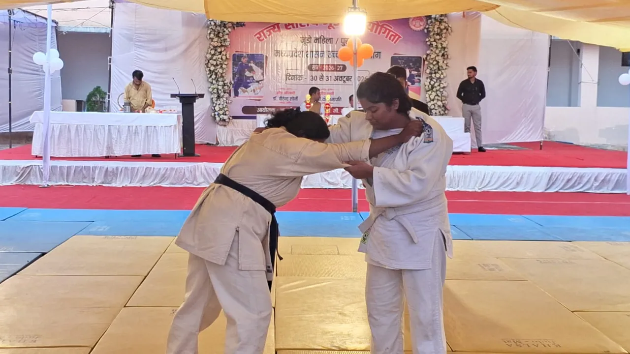 गल्र्स कॉलेज में गूंजा जूडो का शोर: राज्य स्तरीय प्रतियोगिता में संभागों के खिलाड़ियों ने दिखाए शानदार दांव-पेंच