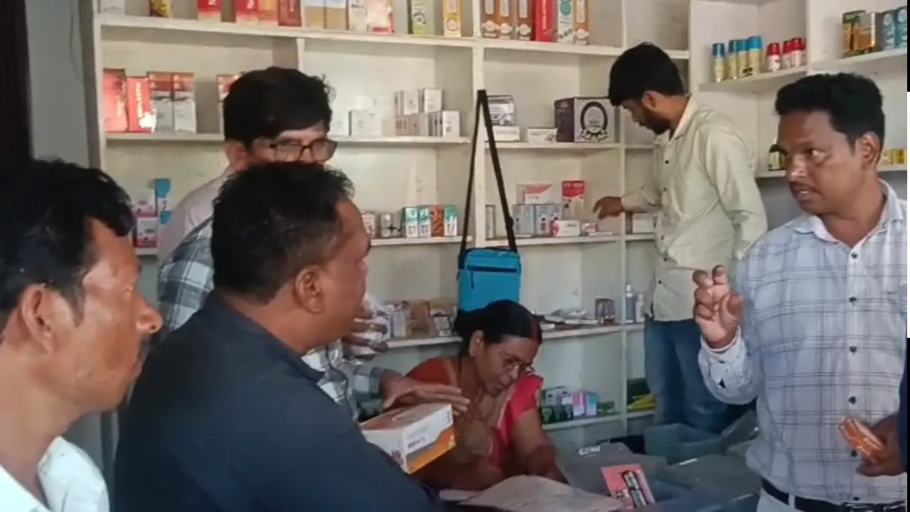 आदिवासी गांव में झोलाछाप डॉक्टर का फर्जी क्लिनिक और मेडिकल स्टोर सील