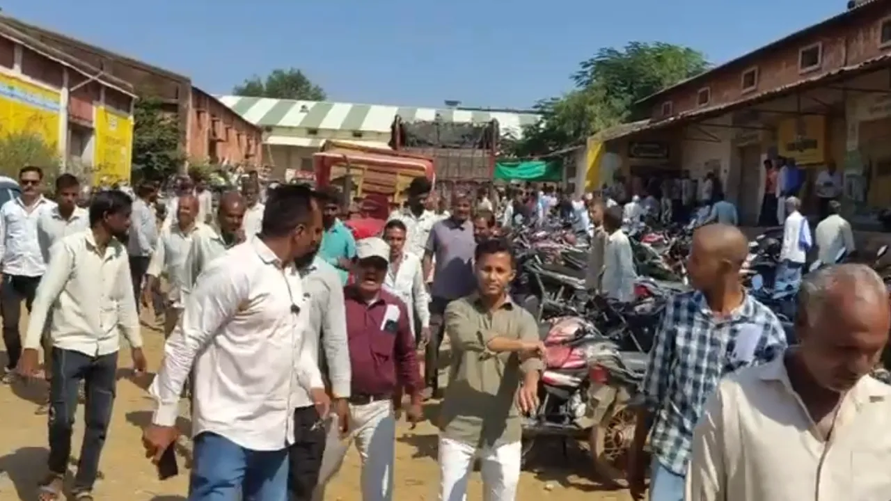 3 दिनों से परेशान किसानों का सब्र टूटा, सड़क पर उतरकर किया चक्काजाम