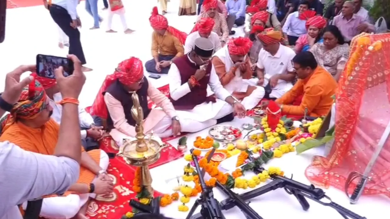 परंपरा के अनुसार हुआ भव्य शस्त्र-पूजन, मंत्री सारंग और पुलिस कमिश्नर रहे मौजूद