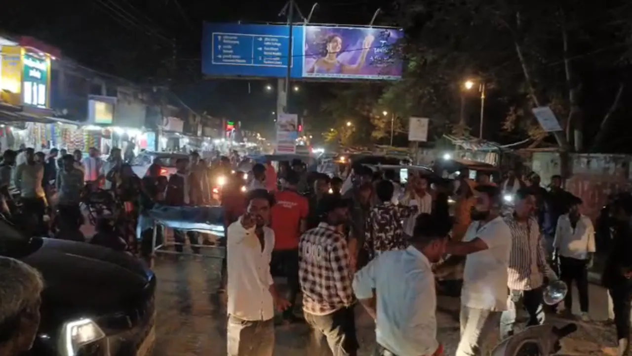 पल्लेदार की मौत पर भड़का गुस्सा, शव सड़क पर रख परिजनों ने ठेकेदार पर कार्रवाई के लिए लगाया जाम