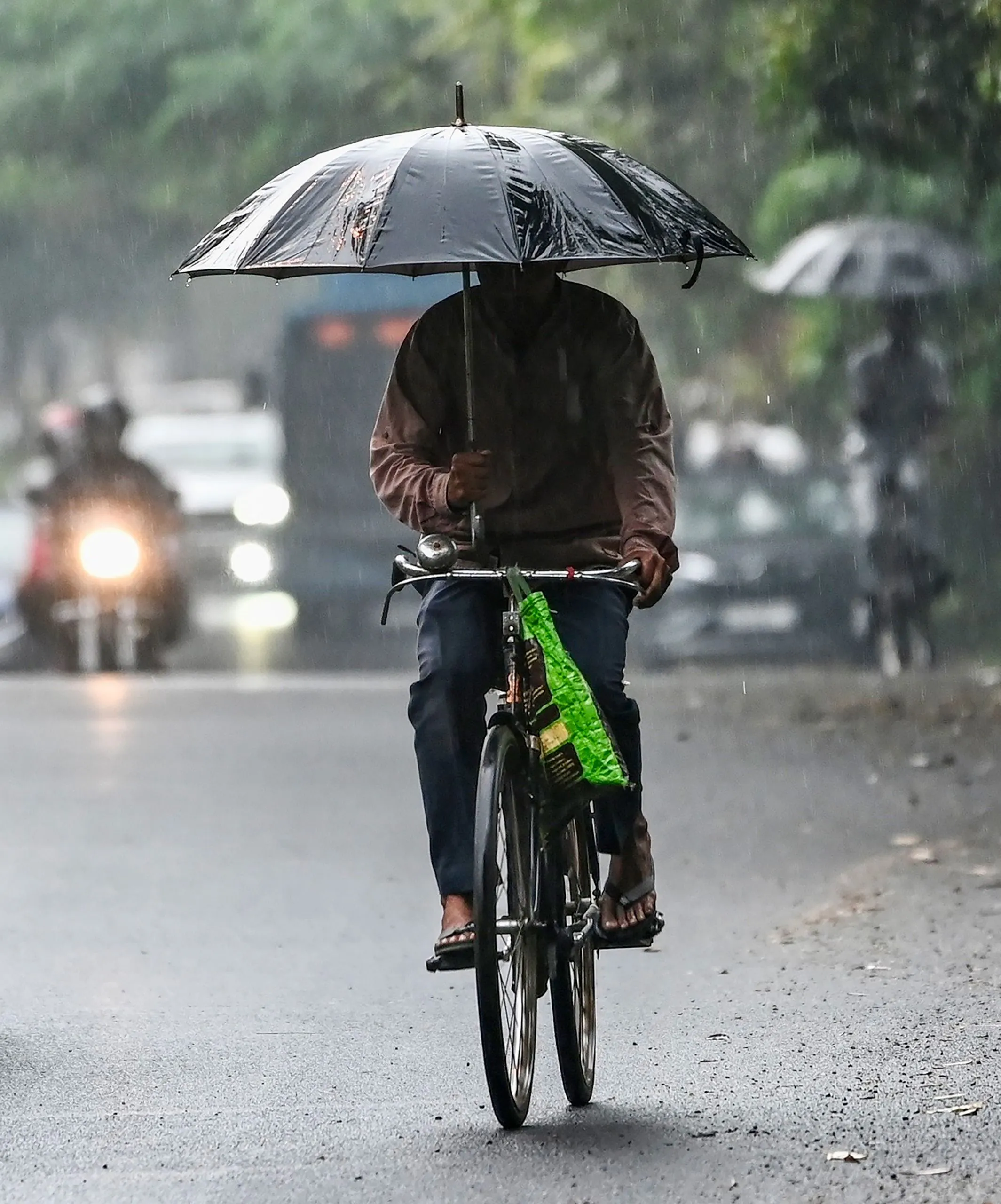 दिल्ली-एनसीआर में बारिश से गिरा तापमान, IMD ने जारी किया 'येलो अलर्ट'